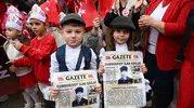 Manisa'da Cumhuriyet coşkusu: Çocuklar tarihe tanıklık eden manşetlerle yürüdü