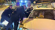 Erkilet Bulvarı'nda direksiyon hakimiyeti kayboldu: Ağaca çarpan sürücü araçta sıkıştı
