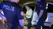 Aksaray'da yol ortasında direksiyon başında uyuyakaldı: Alkollü sürücü ambulansla kontrol edildi