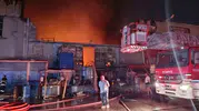 Gece yarısı alevlere teslim oldu: Sanayi sitesindeki fabrikada 2 saatlik yangın