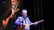 Zafer Bayramı'nda Muradiye Meydanı'nda türkü dolu gece: Tolga Çandar hayranlarını coşturdu