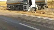 Siirt'te Çakıl Tehlikesi: Tır Yoldan Çıktı, Sürücü Şans Eseri Kurtuldu