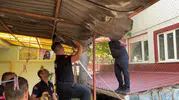 Edirne'de çatıda mahsur kalan şahıs ekiplerin zamanında müdahalesiyle indirildi