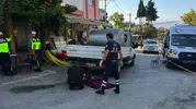 Geri manevra sırasında yolun karşısına geçmeye çalışan 91 yaşındaki adama kamyonet çarptı: Hayatını kaybetti