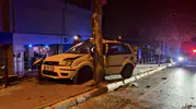 Denizli'de trafik kazası: Direksiyon hakimiyetini kaybeden sürücü ağaca çarptı