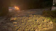 Çaykara'da sağanak Koşon Deresi'ni taşırdı: Yol kapandı
