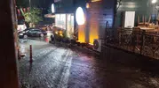 İstanbul'da aniden bastıran sağanak hayatı felç etti: Yollar göle döndü