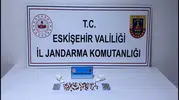 Sivrihisar yolunda jandarma operasyonu: Otobüs yolcusunun üzerinden 128 sentetik hap çıktı