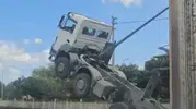 Aşkale'de damperli kamyonun levha kazası trafiği kilitledi