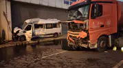 Ümraniye'de sabah saatlerinde servis minibüsü ile atık kamyonu çarpıştı: 2 yaralı