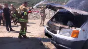 Antakya'da seyir halindeki minibüsün motoru alevlere teslim oldu