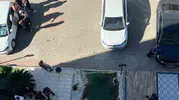 Kuaför çıkışı dehşet anları: Lavaboyu kullanan kadın iki kişiyi silahla vurdu