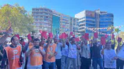 Konak Belediyesi'nde maaş krizi: İşçilerden yönetime kırmızı kartlı protesto