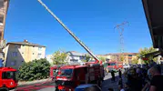 Ataşehir'de tadilat yapılan binanın çatısında korkutan yangın