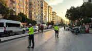 İzmir'de banka şubesinde silahlı rehine krizi: Güvenlik görevlisinin silahını alıp 5 kişiyi kilitledi
