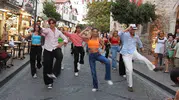 Çeşme Festivali'nde İzmir Aşkına Derneği'nin sürpriz dansı meydanları hareketlendirdi