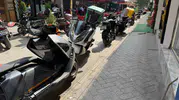 Bayramyeri Sokak'ta kurye motosikletleri yaya yolunu işgal ediyor
