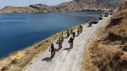 Van Gölü kıyısında pedal çeviren sporcular İncekaya’nın turizm potansiyeline dikkat çekti