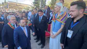 Adalet Bakanı Gürlek'in Söğüt'teki şenliklerdeki tokalaşma tercihi dikkat çekti