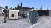 Arsuz'da damper faciası: Açık kalan kasa kamyonu devirdi