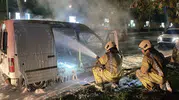 Dolmabahçe Sarayı önünde gece yarısı araç yangını paniği