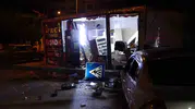 Malatya'da gece yarısı dehşeti: Kontrolden çıkan otomobil konteyner dükkanları yerle bir etti