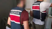Adana'da jandarma baskını: Kaleşnikof ve binlerce uyuşturucu hap ele geçirildi