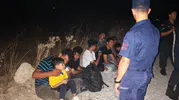 Çeşme kıyılarında mahsur kalan 18 göçmen için gece operasyonu