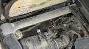 Sanayi sitesinde motor kaputuna sıkışan kediye itfaiye müdahalesi