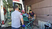 Merdivenlerden indirilen buzdolabı üzerine devrildi: Bir kişi yaralandı