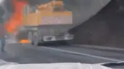 Bursa-İnegöl yolunda seyir halindeki iş makinesi küle döndü