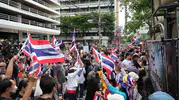 Bangkok'ta İsrail Büyükelçiliği önünde toprak satışı ve turist davranışları protestosu