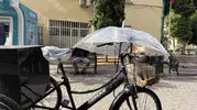 Eskişehir sokaklarında yağmura karşı minik dostuna şemsiyeli koruma
