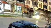 Bursa'da tarım işçilerini taşıyan panelvanın karıştığı kaza güvenlik kamerasına yansıdı