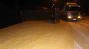 Bir yudum su içmek isterken 25 ton mısır yola saçıldı