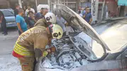 İskenderun'da seyir halindeki otomobil motor kısmından çıkan yangınla küle döndü