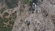 Elazığ'da arıcıların zorlu mesaisi: Ayılardan korumak için kovanları kayalıklara astılar