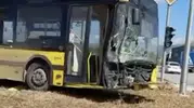 Gemlik'te belediye otobüsü kontrolden çıktı: Trafik ışıkları trafosuna çarparak durabildi