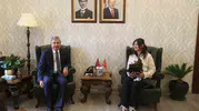 Yerdeki bayrağı kurye çantasına taşıdı: Gülten Yeşil'e valilikten özel davet