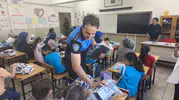 Erzincan'da polis ekipleri okul kapılarını çalarak öğrencilerin heyecanına ortak oldu