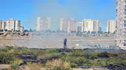 Kayseri'de anız yangınına aldırış etmedi: Salça kazanının başından ayrılmadı