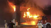 Esenyurt'ta gece yarısı kabusu: Bir dükkanda başlayan yangın 5 iş yerini küle çevirdi