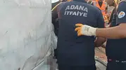 Ceyhan'da kamyonet tıra çarptı: İki kişi olay yerinde yaşamını yitirdi
