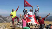 Muğlalı dağcılar 1745 rakımlı Ayıçtu Zirvesi'ni Gaziler Günü için bayrakla donattı