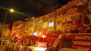 Yeşilyurt'ta gece yarısı paniği: 4 katlı binanın çatısı alevlere teslim oldu