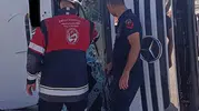 Kırıkhan'da hafriyat kamyonu devrildi: Sürücü araçta sıkışmaktan kurtarıldı