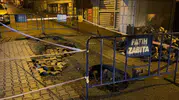 İstanbul'da sağanak felaketi: Fatih'te yol çöktü, araçlar çukura saplandı