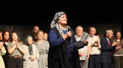 Alzheimer hastası büyüklerin sahne performansı izleyenleri duygulandırdı