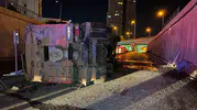 Avcılar'da gece yarısı dehşeti: Asfalt kamyonu korkulukları parçalayıp alt geçide uçtu