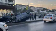 Güngören'de kontrolden çıkan otomobil taksiye çarparak ters döndü